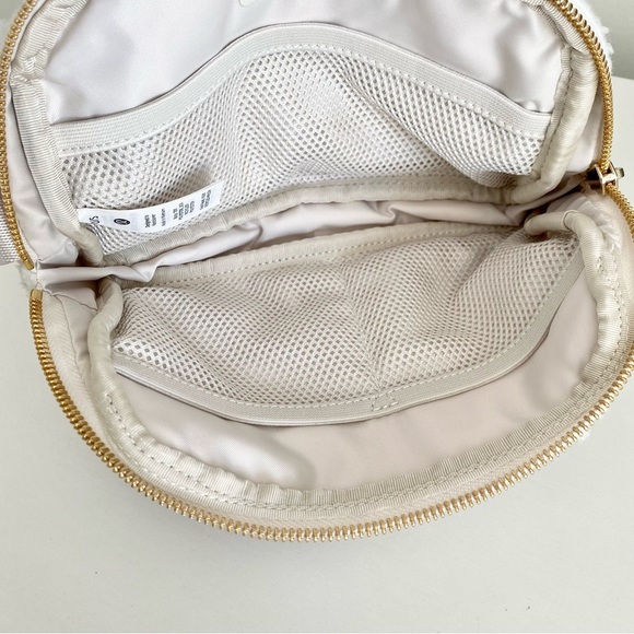 Lululemon Everywhere Belt Bag Fleece White & Gold NWT - Picture 9 of 11